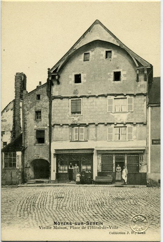 Noyers-sur-Serein / Vieille Maison, Place de l'Hôtel-de-Ville