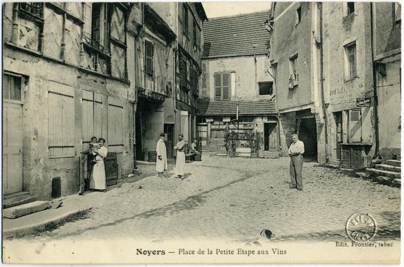 Noyers - Place de la Petite Etape aux Vins