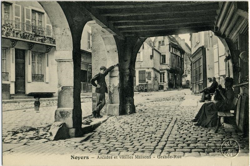 Noyers - Arcades et vielles Maisons - Grande-Rue