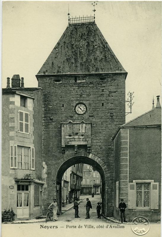Noyers - Porte de Ville, côté d'Avallon