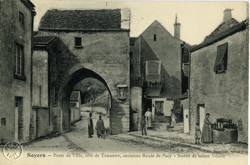 Noyers - Porte de Ville, côté de Tonnerre, ancienne Route de Pacy - Statue de sainte Verote