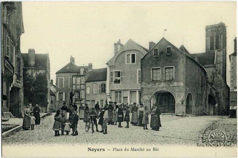 Noyers - Place du Marché au blé