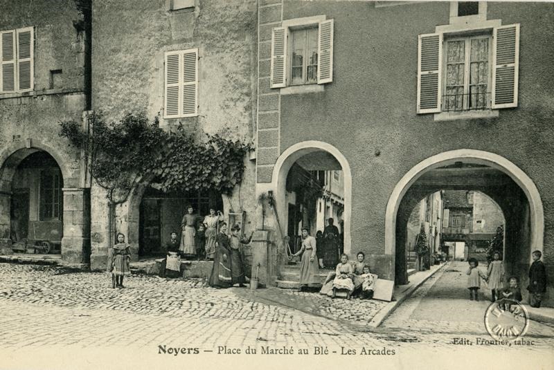 Noyers - Place du Marché au Blé - Les Arcades