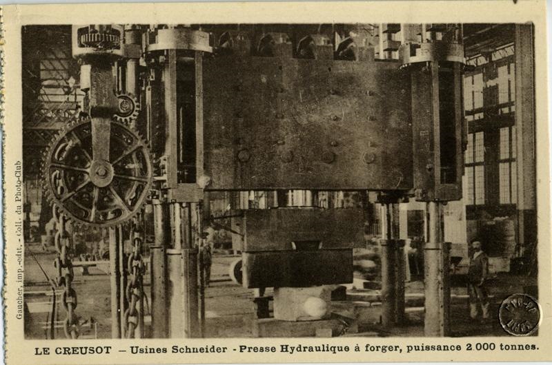 LE CREUSOT. - Usines Schneider - Presse Hydraulique à forger, puissance 2000 tonnes.