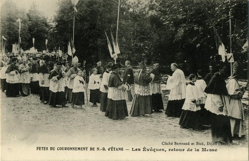 FETES DU COURONNEMENT DE N.-D.d'ETANG - Les Evêques, retour de la messe
