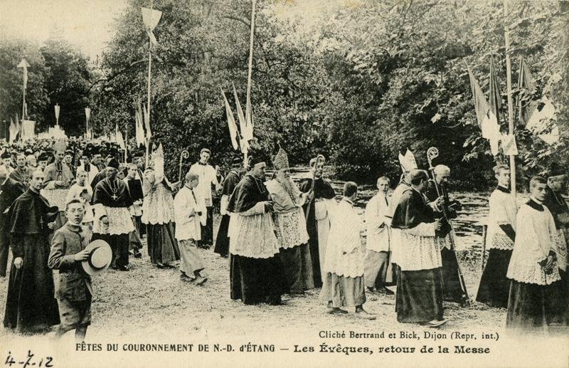FETES DU COURONNEMENT DE N.-D.d'ETANG - Les Evêques, retour de la messe