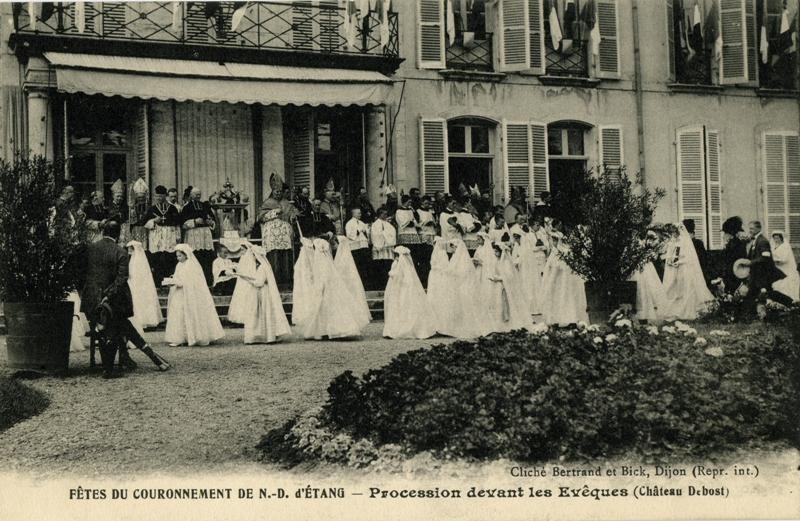 FETES DU COURONNEMENT DE N.-D.d'ETANG -Procession devant les évêques (château Debost)