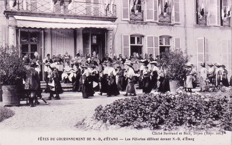 FETES DU COURONNEMENT DE N.-D.d'ETANG -Les Pélerins défilent devant N.-D.d'Etang