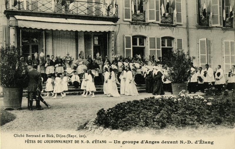 FETES DU COURONNEMENT DE N.-D.d'ETANG - Un groupe d'Anges devant N.-D.d'ETANG