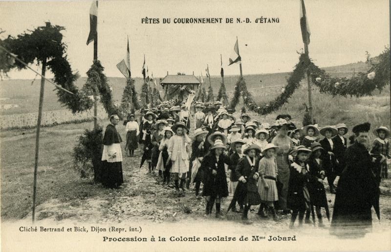 FETES DU COURONNEMENT DE N.-D.d'ETANG/Procession à la Colonie scolaire de Mme Jobard