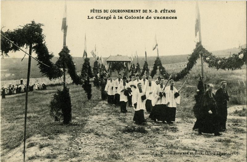 FETES DU COURONNEMENT DE N.-D.d'ETANG - Le Clergé à la Colonie de vacances