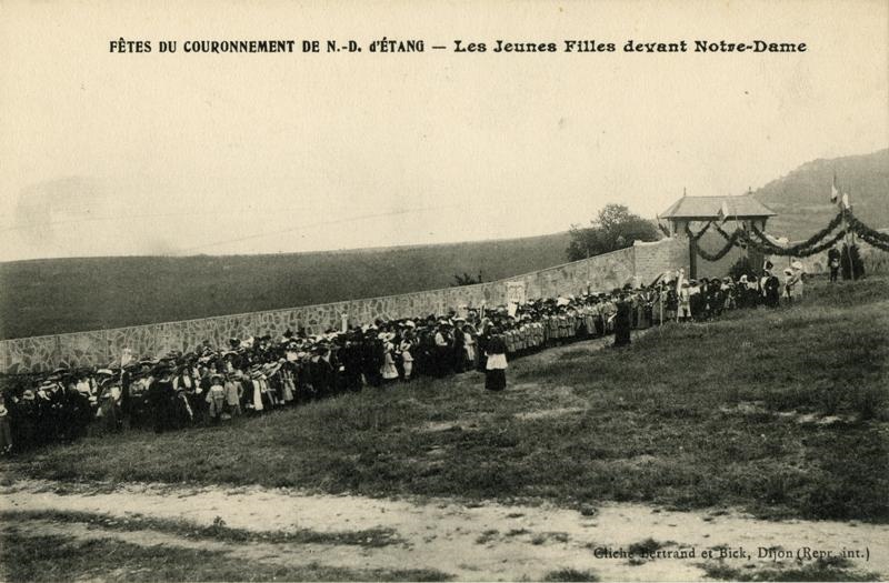 FETES DU COURONNEMENT DE N.-D.d'ETANG-Les Jeunes Filles devant Notre-Dame
