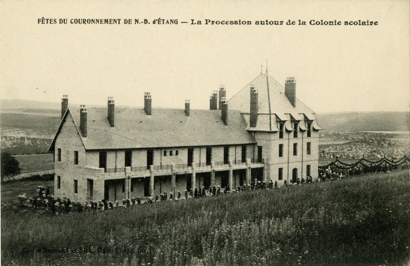 FETES DU COURONNEMENT DE N.-D.d'ETANG - La Procession autour de la colonie scolaire