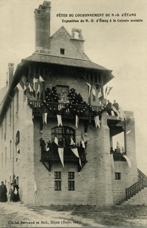 FETES DU COURONNEMENT DE N.-D.d'ETANG / Exposition de N.-D.d'ETANG à la colonie scolaire