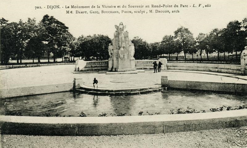 702._DIJON.-Le Monument de la Victoire et du Souvenir au Rond-Point du Parc-L.V.,édit/MM.DAMPT,GASQ,BOUCHARD,PIRON,sculpt,M.DROUOT,arch.
