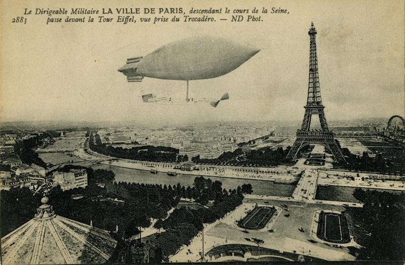 Le Dirigeable Militaire LA VILLE DE PARIS,descendant le cours de la Seine