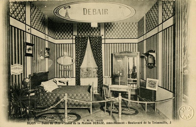 I.R.C. 1825/DIJON-Foire de 1923.Stand de la Maison DEBAIR,Ameublement.Boulevard de la Trémouille,3