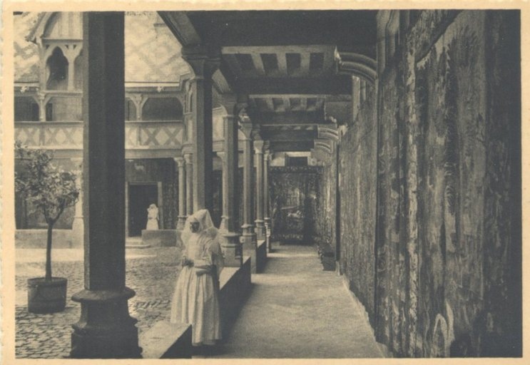 HOTEL-DIEU DE BEAUNE/(Côte-d'Or)/7.-Partie du Cloître.-Tapisseries exposées/(le jeudi qui suit celui de la Fête-Dieu)