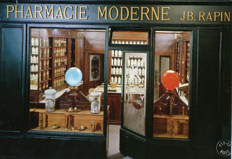 Musée de la Vie Bourguignonne - Reconstitution de la pharmacie moderne /J.B.Rapin,sise à Dijon 60 rue Jeannin (1893-1941)