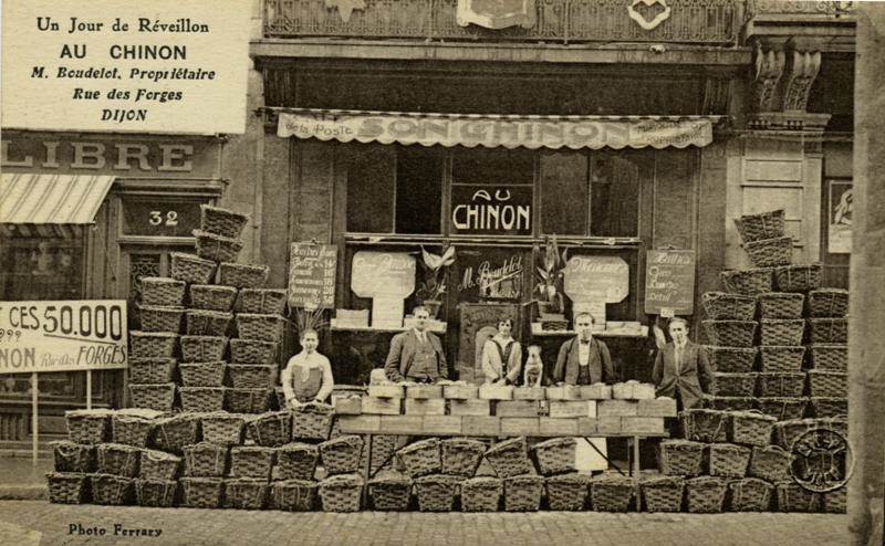 Dijon, Un jour de réveillon / AU CHINON/ M. Boudelot, Propriétaire/ Rue des Forges/ DIJON