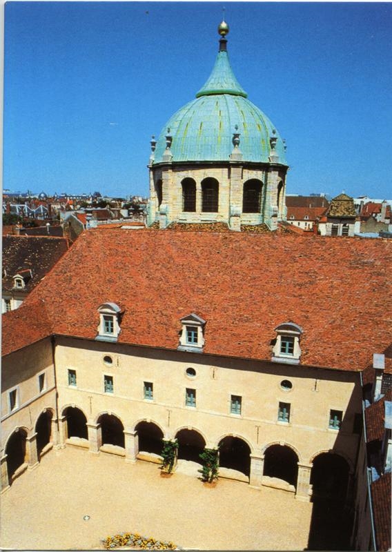 Dijon - Vue du monastère des Bernardines / Le cloître, construit de 1679 à 1681 (...)