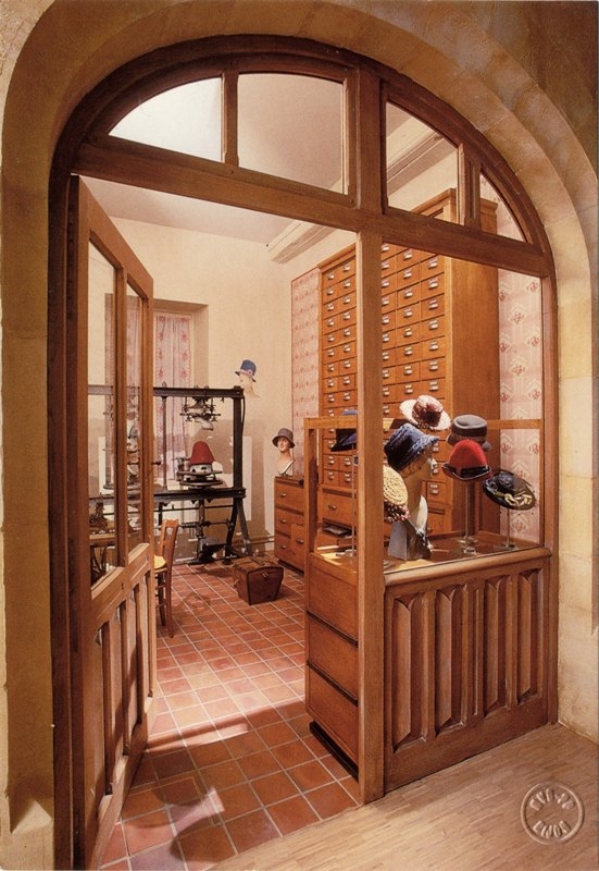 DIJON- Musée de la Vie Bourguignonne Perrin de Puycousin  / Reconstitution de la Chapellerie Masi / (...)