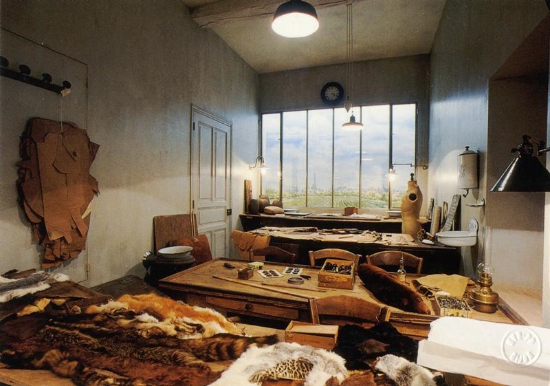 DIJON - Musée de la Vie Bourguignonne Perrin de Puycousin / Reconstitution de l'Atelier des Fourrures Bailly / (...)