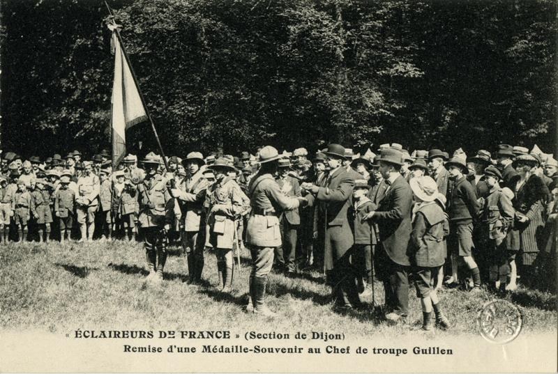 ECLAIREURS DE FRANCE (section de Dijon) / Remise d'une Médaille-Souvenir au Chef de troupe Guillen