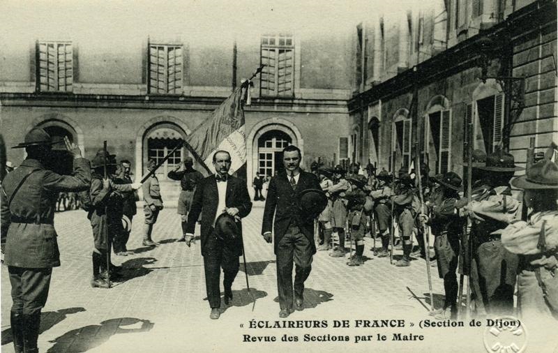 ECLAIREURS DE FRANCE (section de Dijon) / Revue des Sections par le Maire