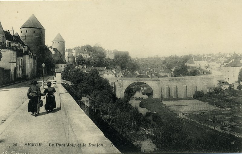 26 - Semur. Le Pont Joly et le Donjon