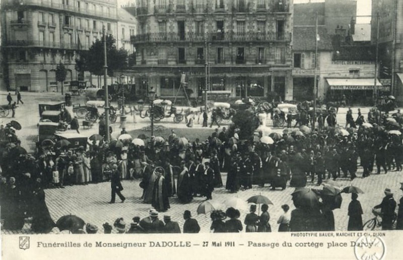 Funérailles de Monseigneur Dadolle - 27 mai 1911 - Passage du cortège Place Darcy