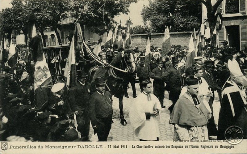 Funérailles de Monseigneur Dadolle - 27 mai 1911 - Le char funèbre entouré des drapeaux de l'Union régionale de Bourgogne
