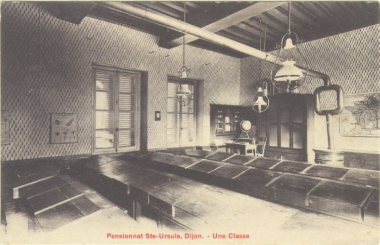 Pensionnat Ste-Ursule, Dijon - Une Classe