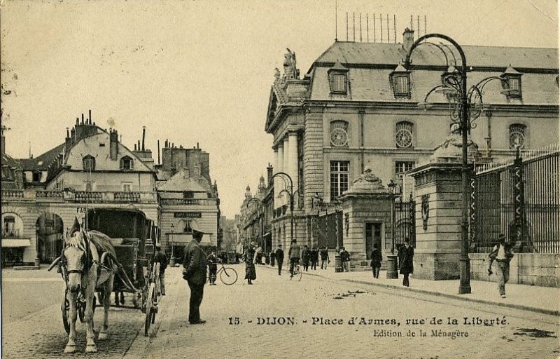 15. - DIJON. - Place d'Armes, rue de la Liberté