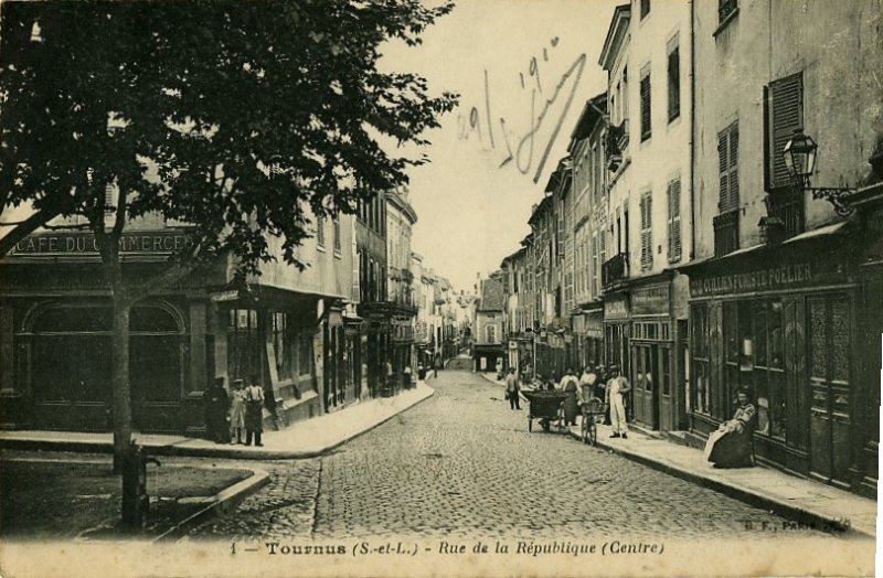1 - Tournus (S. et L.) - Rue de la République (Centre)