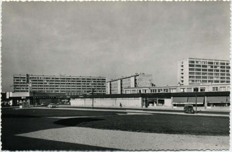 DIJON - Place Centrale des Grésilles