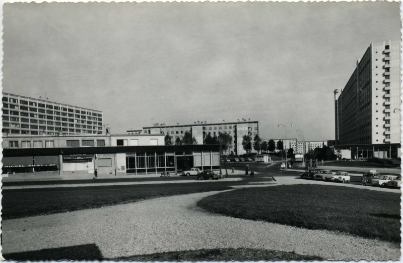 DIJON - Place Centrale des Grésilles