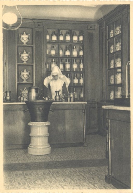 HOTEL-DIEU DE BEAUNE / (Côte-d'Or) / 15. Un coin de la Pharmacie