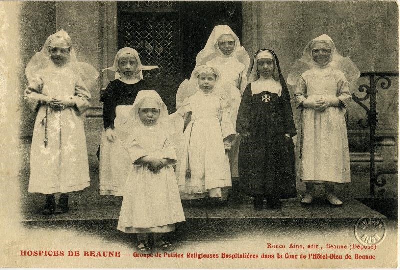 HOSPICES DE BEAUNE. Groupe de Petites Religieuses