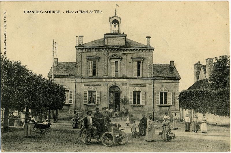 GRANCEY.s/OURCE. - Place et Hôtel de Ville.