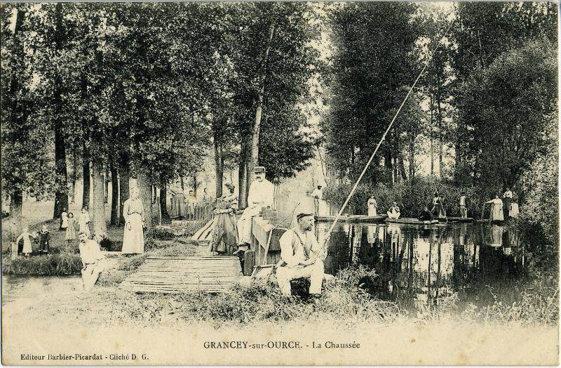 GRANCEY.s/OURCE. - La chaussée.