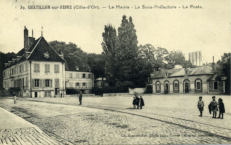 39. CHATILLON-sur-SEINE (Côte d'Or). - La Mairie - La Sous-Préfecture - La Poste