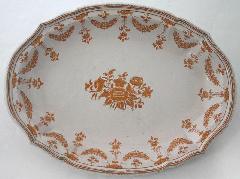 Plat oblong et creux à décor d'un bouquet de fleurs