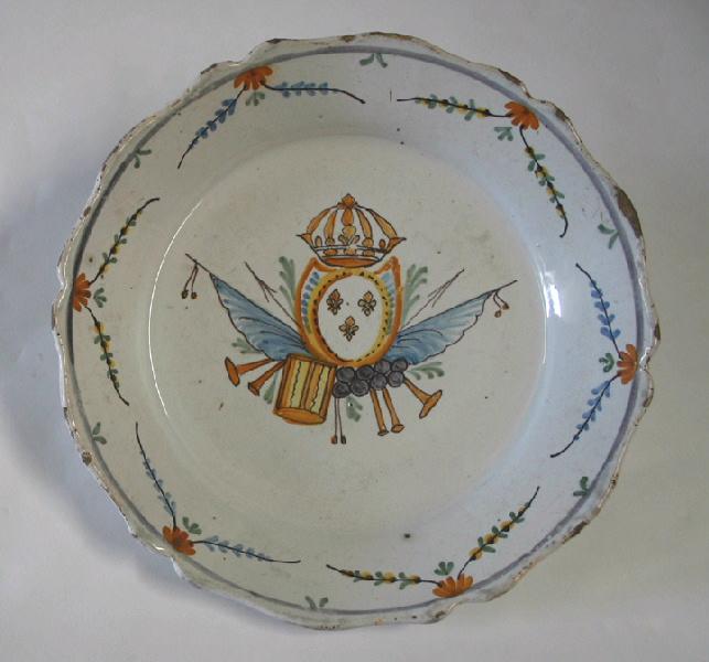 Assiette à l'écu aux trois fleurs de lys couronné