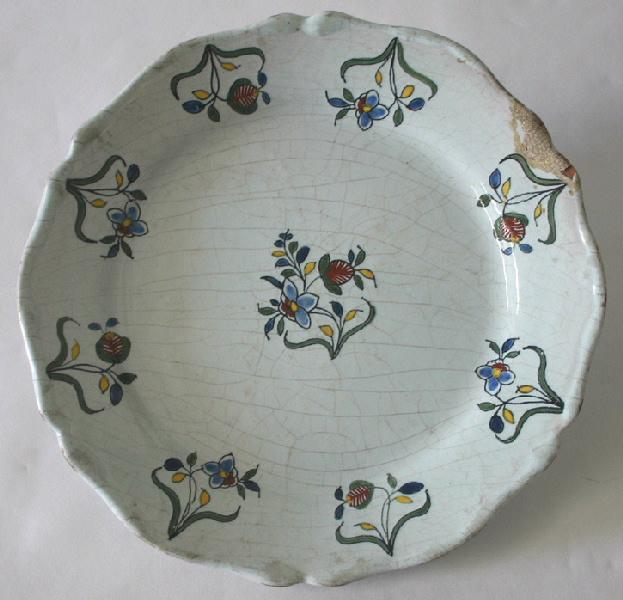 Assiette aux bouquets de fleurs