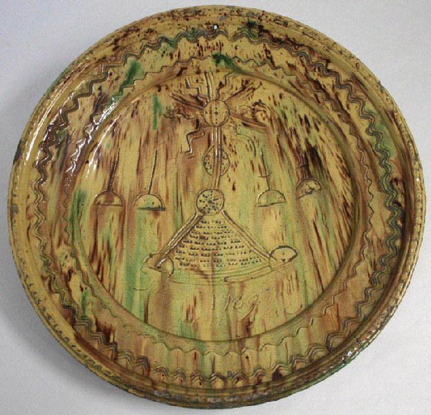 Plat circulaire à décor d'un ostensoir