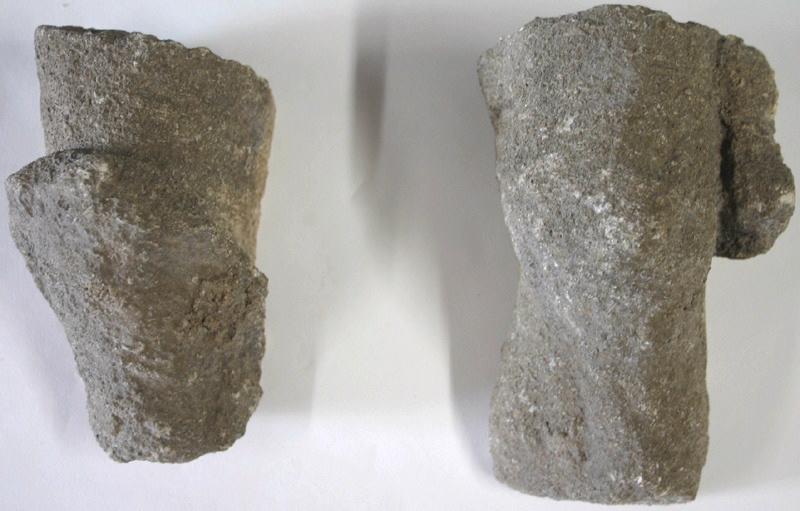 Parties inférieures d'un groupe sculpté en relief (jambes)