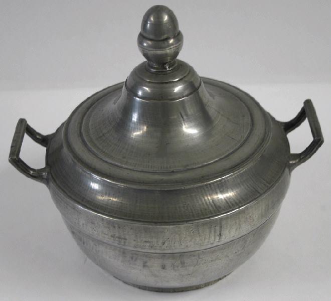 Soupière avec couvercle