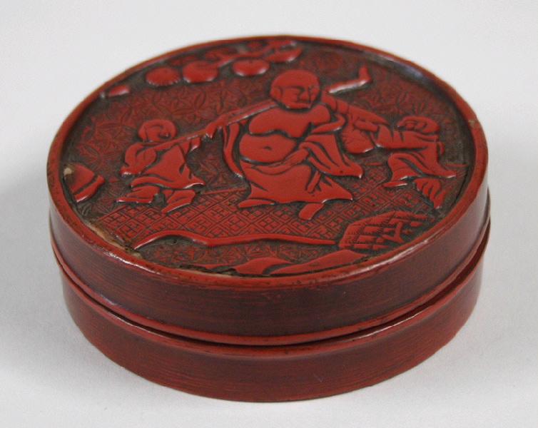 Boîte à mouches décorée d'un moine chinois et de deux enfants