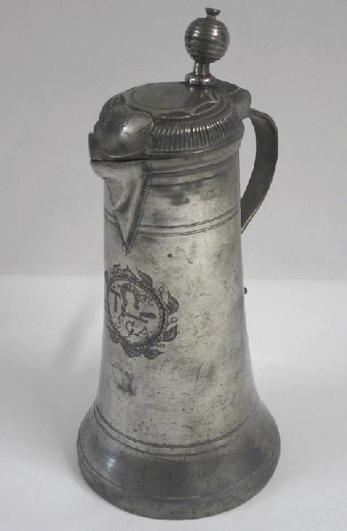 Grande chope décorée d'un fer à cheval